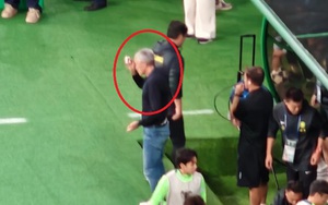 Hi hữu: Cầu thủ đội bóng Trung Quốc vô tình làm HLV chảy máu đầu trong trận đấu với CLB CAHN