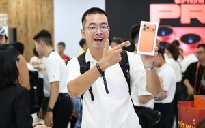 Nóng hừng hực: Các đại lý chính thức mở bán iPhone 17, hàng trăm nghìn người nhận máy