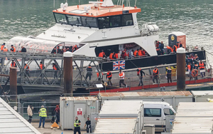 Người di cư đầu tiên bị trục xuất theo thỏa thuận "một vào, một ra" giữa Anh và Pháp