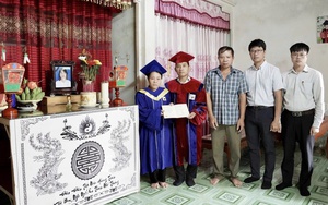 Mẹ nghẹn ngào khoác áo cử nhân nhận bằng tốt nghiệp thay con gái vừa qua đời