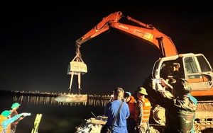 Trục vớt hai quả bom hơn 1,3 tấn gần cầu Long Biên