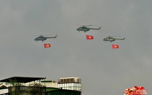 Cận cảnh khoảnh khắc biên đội trực thăng mang cờ Đảng, cờ Tổ quốc tung bay trên Quảng trường Ba Đình sáng 2/9