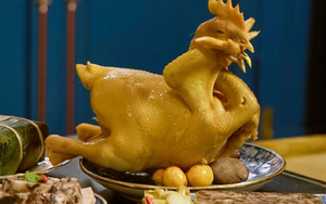 Cách luộc gà vàng óng, đẹp mắt để cúng Rằm tháng 7: Không phải ai cũng làm chuẩn