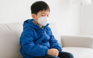 Bé trai 9 tuổi gần như bị mù sau khi bị cảm lạnh