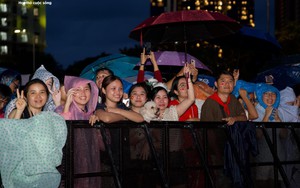 Người dân TP.HCM 'đội mưa' chờ xem pháo hoa mừng Quốc khánh 2/9