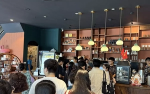 Bạn trẻ xếp hàng dài check in 'Cafe Tổng tài' ở Times City