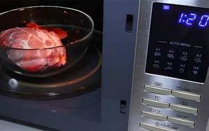 Rã đông thịt bằng lò vi sóng có tốt không? Chuyên gia nói an toàn nếu làm đúng cách