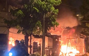 CLIP: Cháy chợ lúc nửa đêm ở TP HCM, nhiều sạp hàng bị thiêu rụi