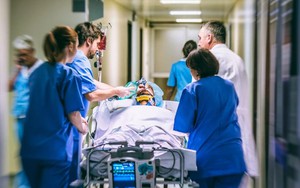 Suýt chết khi mang thai, người phụ nữ tiết lộ nhìn thấy 2 điều ở “thế giới bên kia”