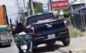 Tìm tài xế xe bán tải chạy xe kiểu "ông trời con" ở TP HCM