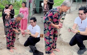 Ngọc Sơn cầm xấp tiền đưa thẳng cho một cụ bà, đếm đủ 20 tờ 500 nghìn