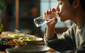 Ăn cơm có nên uống nước, uống canh?