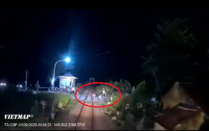 Khoảnh khắc nhân viên gác chắn lao ra cứu người trước đầu tàu hỏa: 3 giây xoay chuyển tình thế