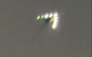 Vật thể bay hình boomerang sáng rực trong đêm gây tranh cãi