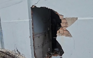 Taxi tông thủng tường nhà dân ở Hóc Môn