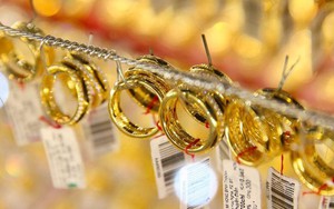 Giữa lúc giá vàng tăng liên tục, một doanh nghiệp ở Hà Nội cho phép khách đặt trước vàng nhẫn, tối đa 300 chỉ một người