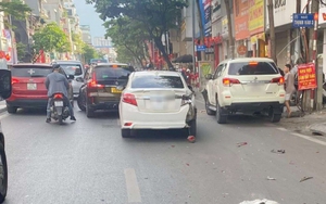 Ô tô tông liên hoàn vào nhiều phương tiện trên phố Hà Nội, 4 người bị thương