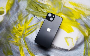 Bất ngờ với giá "xả kho" của hàng trăm chiếc điện thoại iPhone 12, 12 Pro và iPhone 13
