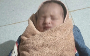 Bé gái sơ sinh bị bỏ rơi sau vườn nhà dân