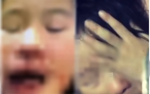 Vợ đi lao động ở nước ngoài, chồng ở nhà quay clip bạo hành con rồi gửi cho vợ gây áp lực