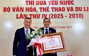 HLV Mai Đức Chung nhận danh hiệu Anh hùng Lao động