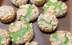 Mẻ bánh Trung thu nhân cốm xào "phông bạt" nhất lúc này: Của ai lên tiếng đi trời!