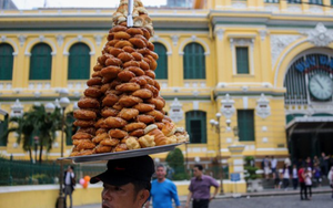 Kiểu bán bánh đội mâm cao như làm xiếc ở miền Tây: 2 loại bánh tuổi thơ khiến ai cũng phải ùa ra mua