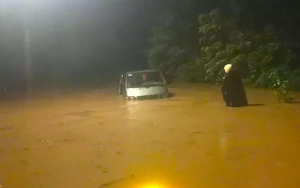 Hy sinh ô tô 16 chỗ để cứu hàng chục người chạy khỏi lũ dữ