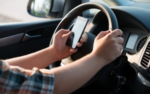 Dừng đèn đỏ dùng điện thoại có bị phạt không?