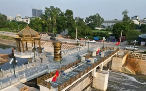 Vì sao một số đoạn sông Tô Lịch nước chuyển màu đen?