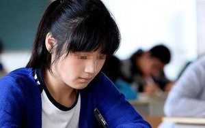 Con gái chỉ thiếu 1 điểm là đỗ ĐH TOP 1, mẹ nhờ người quen xem lại bài, 19 chữ trên giấy thi khiến bà bật khóc nức nở