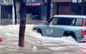 Ngập nặng do bão nhưng 'tàu ngầm 4 bánh' của Trung Quốc vẫn ung dung lội: Dân tố đi đến đâu hỏng đến đấy