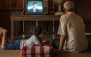 Cho con 1 triệu đồng tiền tiêu vặt, sau khi đi học về con có biểu hiện lạ, đi theo thì phụ huynh mới choáng váng