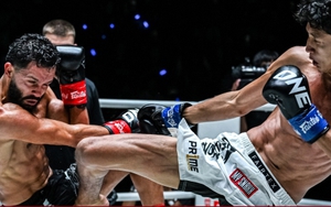 Nhà vô địch muay Thái đá trúng chỗ hiểm giữa háng, cao thủ kickboxing đổ gục