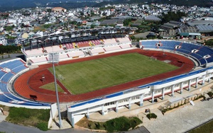 Hình ảnh "khó coi" tại sân vận động đẹp nhất Tây Nguyên