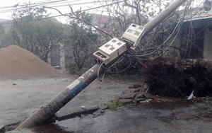 Bão số 10 với sức gió kinh hoàng đã đổ bộ vào đất liền: Mưa rất to, hàng loạt nhà dân bị sập, tốc mái