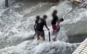 Người cha bị cảnh sát bắt vì đưa con đi ngắm sóng biển giữa siêu bão Ragasa