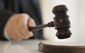 Toà tuyên án tử hình mẹ kế bạo hành bé gái đến chết, người bố bèn khóc thảm xin giảm án: Dư luận cực phẫn nộ!