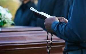 Chàng trai 22 tuổi gây sốc khi xuất hiện khỏe mạnh tại tang lễ của chính mình