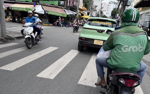 Chạy chục km chỉ nhận được hơn 20.000 đồng, nhiều tài xế Grab than khổ, muốn bỏ nghề