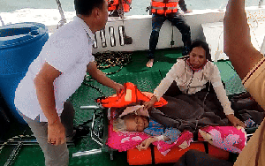 CLIP: Vượt sóng dữ đưa 2 người gặp nạn ở Đà Nẵng đi cấp cứu