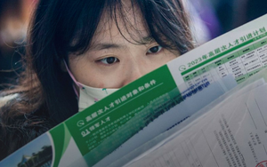 Gần 100.000 tiến sĩ Trung Quốc nguy cơ thất nghiệp, đến cử nhân đại học danh tiếng cũng phải làm shipper