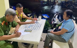 Mời làm việc vụ người phụ nữ rải “bột lạ” ở TP HCM