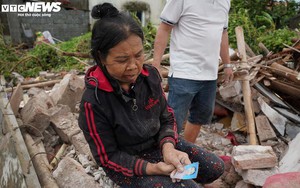 Mẹ già tử nạn trong căn nhà đổ sập, con gái khuyết tật bật khóc giữa đống đổ nát