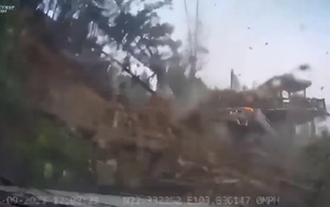 Sạt lở tại Sa Pa hất ô tô rơi xuống vực, 3 người thoát chết