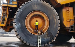 Chiêm ngưỡng "quái vật" xe tải 240 tấn: Cỗ máy khiến xe dầu diesel run sợ