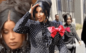 Trần đời chưa thấy ai hầu toà như sao nữ này: Hết cợt nhả, ngủ gục, rồi lại xô xát ngay sau xét xử!