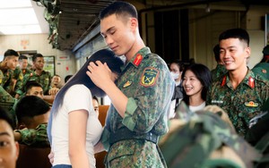 Cảnh tượng đặc biệt tại ga Hà Nội sáng 3/9: Người dân bịn rịn chia tay cán bộ, chiến sĩ miền Nam sau khi hoàn thành nhiệm vụ A80