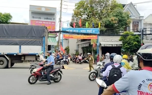 Chở con đi tìm nhà trọ nhập học, 2 mẹ con bị cuốn vào gầm xe tải tử vong