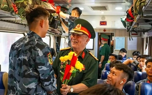 Lưu luyến giây phút tiễn đoàn diễu binh A80 rời ga Hà Nội